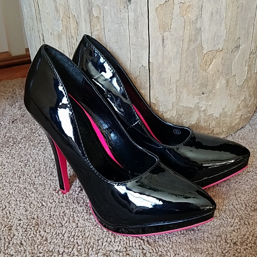 Black Pumps by Shiekn